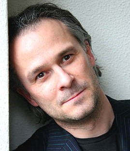 David Julyan en The Crucifixion