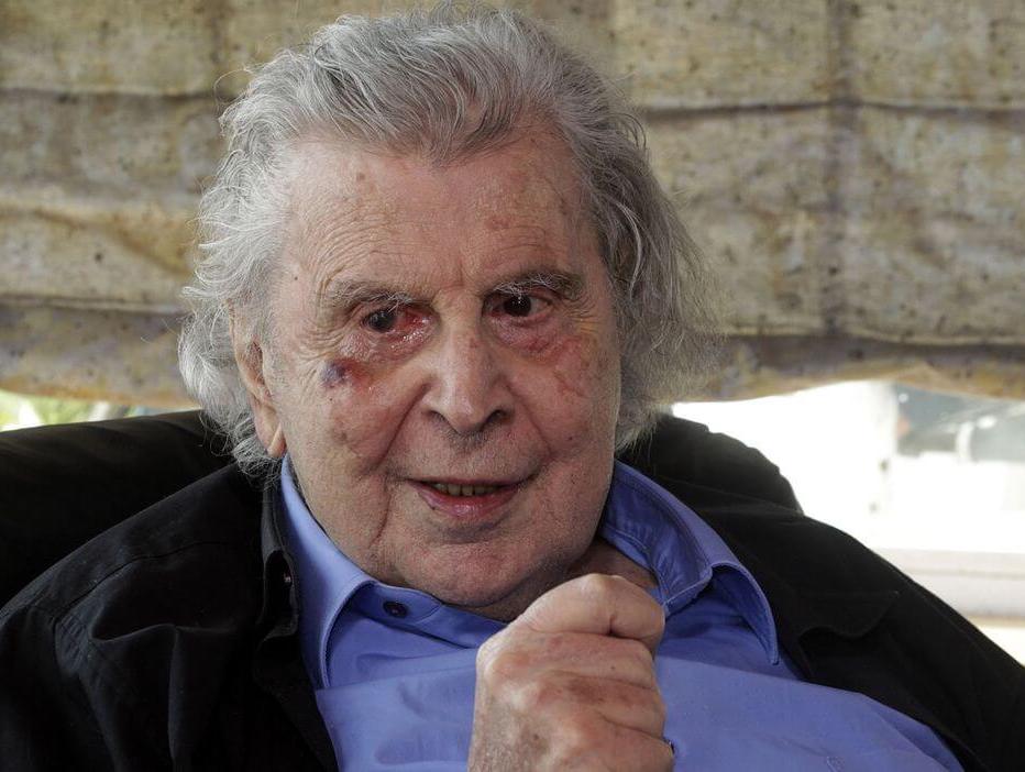 Mikis Théodorakis es dado de alta tras el implante de un marcapasos